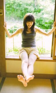 Airi Suzuki feet photo thumbnail
