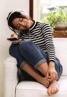 Airi Suzuki feet photo thumbnail