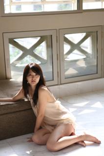 Airi Suzuki feet photo thumbnail