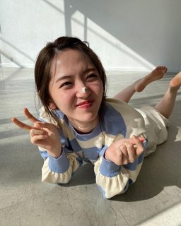 Airi Suzuki feet photo thumbnail