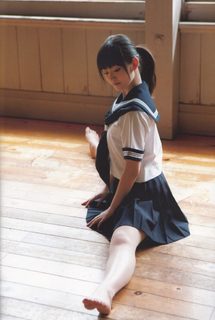 Airi Suzuki feet photo thumbnail