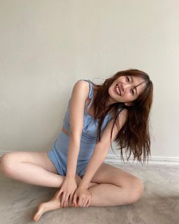 Airi Suzuki feet photo thumbnail