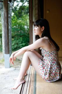 Airi Suzuki feet photo thumbnail