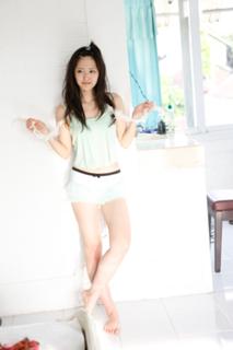Airi Suzuki feet photo thumbnail
