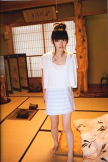 Airi Suzuki feet photo thumbnail