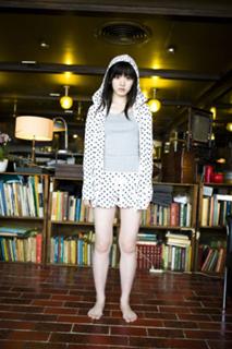 Airi Suzuki feet photo thumbnail
