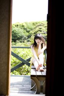 Airi Suzuki feet photo thumbnail