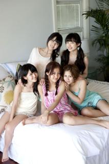 Airi Suzuki feet photo thumbnail