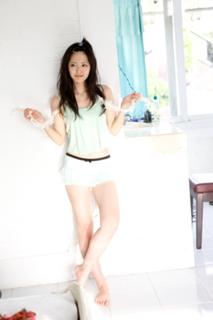 Airi Suzuki feet photo thumbnail