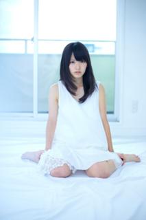 Airi Suzuki feet photo thumbnail