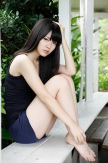 Airi Suzuki feet photo thumbnail