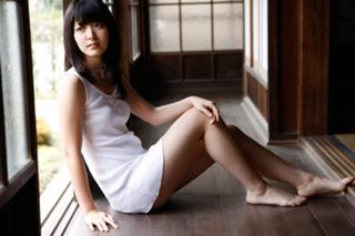 Airi Suzuki feet photo thumbnail