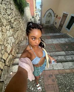 Aisha Dee feet photo 14