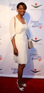 Aisha Tyler feet photo thumbnail