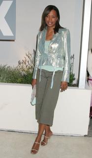 Aisha Tyler feet photo thumbnail