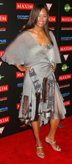 Aisha Tyler feet photo thumbnail