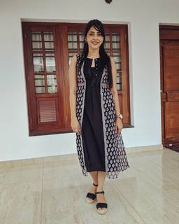 Aishwarya Lekshmi feet photo thumbnail