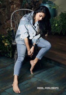 Aishwarya Lekshmi feet photo thumbnail