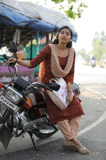 Aishwarya Lekshmi feet photo thumbnail