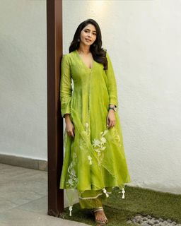 Aishwarya Lekshmi feet photo thumbnail