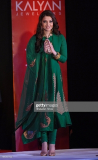 Aishwarya Rai Bachchan feet photo thumbnail