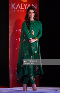 Aishwarya Rai Bachchan feet photo thumbnail