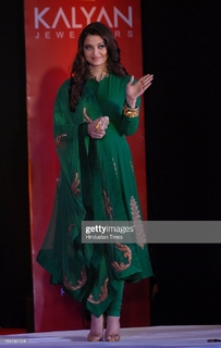 Aishwarya Rai Bachchan feet photo thumbnail