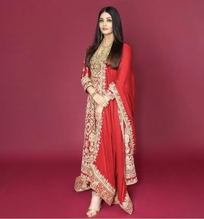 Aishwarya Rai Bachchan feet photo thumbnail