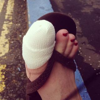 Aisling Bea feet photo thumbnail