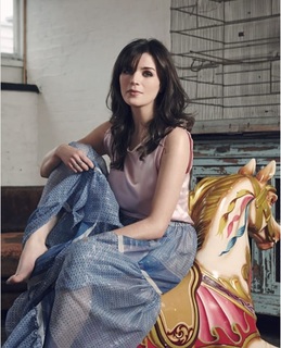 Aisling Bea feet photo thumbnail