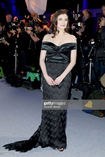 Aisling Bea feet photo thumbnail