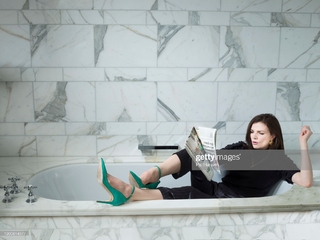 Aisling Bea feet photo thumbnail