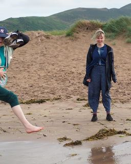 Aisling Bea feet photo thumbnail