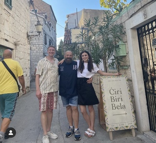 Aisling Bea feet photo thumbnail