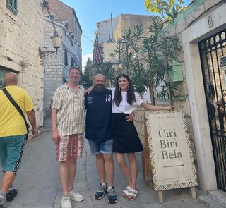 Aisling Bea feet photo thumbnail