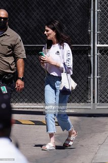 Aisling Bea feet photo thumbnail
