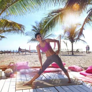 Aislinn Derbez feet photo thumbnail