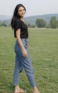 Aislinn Derbez feet photo thumbnail