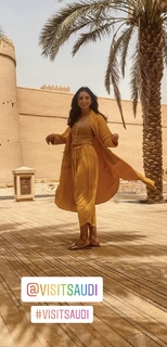 Aislinn Derbez feet photo thumbnail