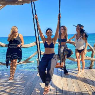 Aislinn Derbez feet photo thumbnail