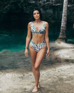 Aislinn Derbez feet photo thumbnail