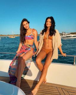 Aislinn Derbez feet photo thumbnail