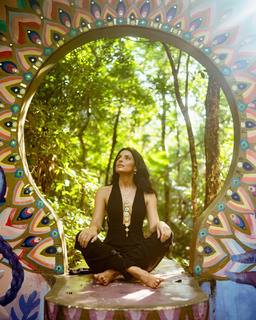 Aislinn Derbez feet photo thumbnail