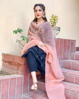 Aiza Awan feet photo 3