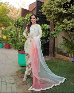 Aiza Awan feet photo 2
