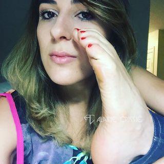Alaine Crissiê feet photo thumbnail