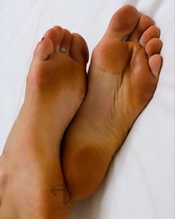 Alaine Crissiê feet photo thumbnail