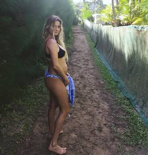 Alana Blanchard feet photo thumbnail