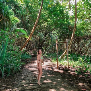 Alana Blanchard feet photo thumbnail