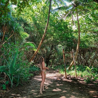 Alana Blanchard feet photo thumbnail